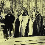 Pose de la première pierre le 12 février 1928, par Monseigneur Krikoris Balakian. À gauche, on reconnait le Chevalier Vahan Khorassandjian.